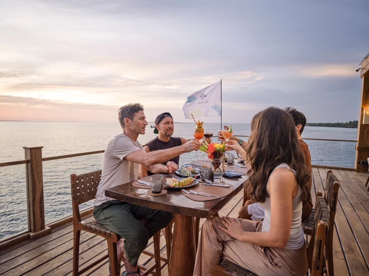 3 restaurantes; se sirve desayuno, almuerzo y cena; cocina internacional