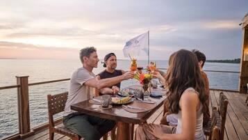 3 restaurantes; se sirve desayuno, almuerzo y cena; cocina internacional