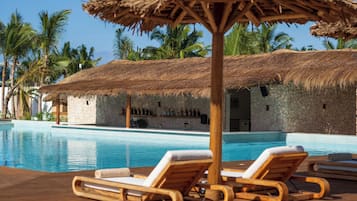 3 bares o lounges, 2 bares junto a la alberca, bar en la playa