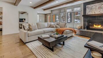 Smart-TV, Kamin, Stereoanlage