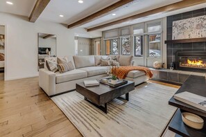 Smart TV, fireplace, stereo