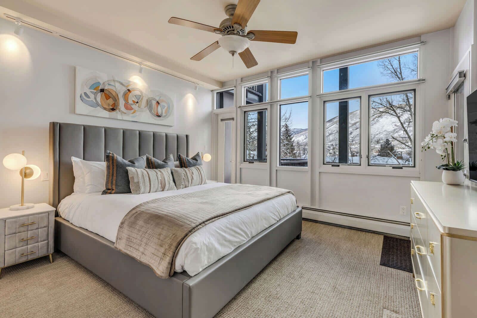 3 bedrooms, in-room safe, iron/ironing board, travel cot