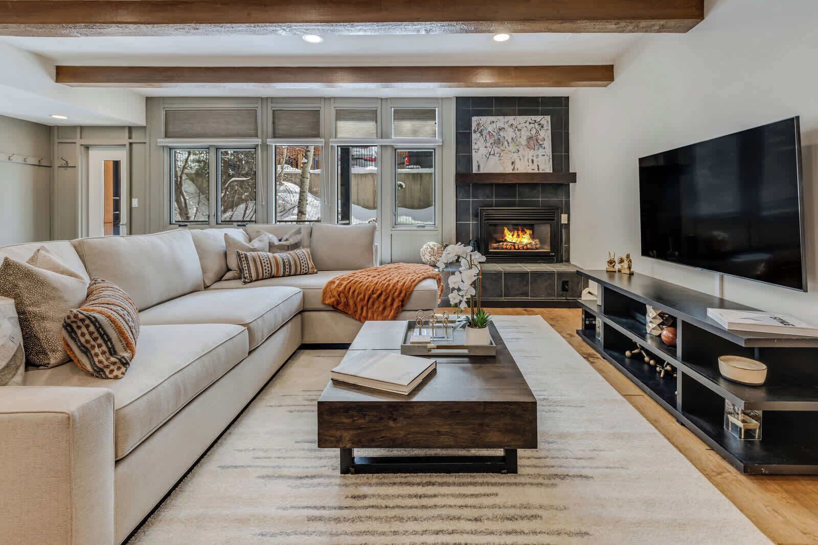 Una Smart TV, una chimenea, un reproductor estéreo