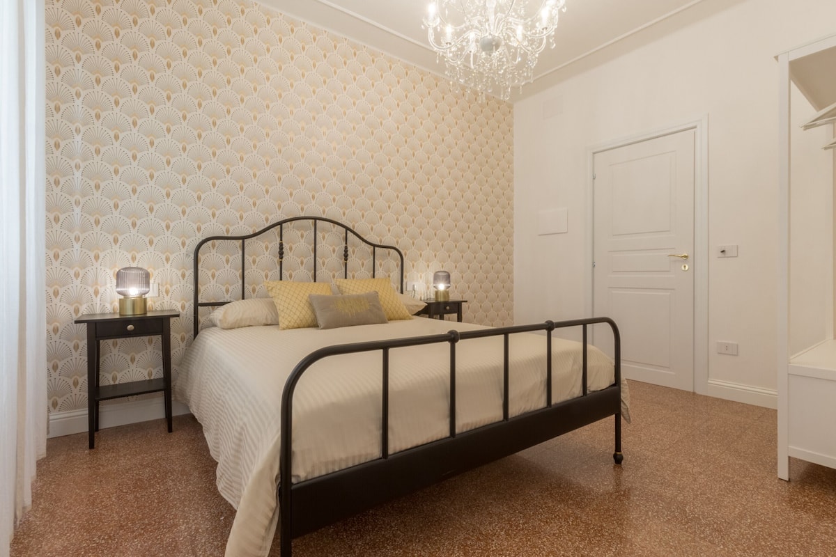 Habitación clásica con 1 cama doble o 2 individuales | Escritorio y espacio para trabajar con un portátil