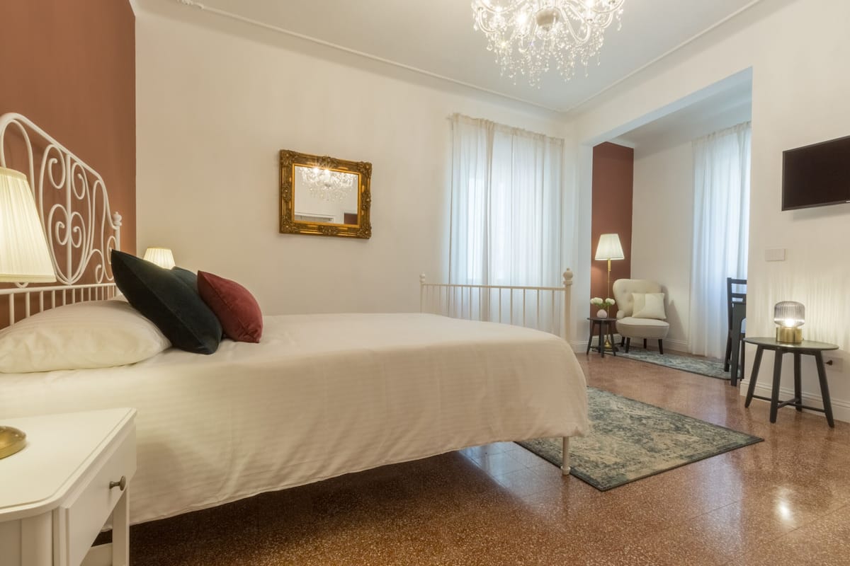 Habitación Signature con 1 cama doble o 2 individuales | Escritorio y espacio para trabajar con un portátil