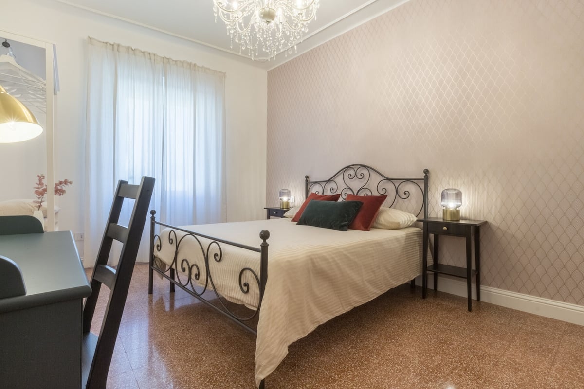 Habitación junior con 1 cama doble o 2 individuales | Escritorio y espacio para trabajar con un portátil