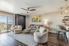 TV, fireplace