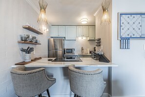 冷蔵庫、電子レンジ、オーブン、コンロ