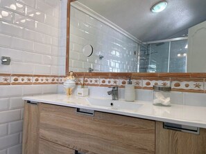 Douche, serviettes fournies