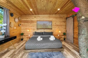 6 bedrooms, desk, iron/ironing board, travel crib