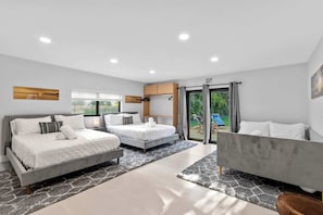 6 habitaciones, escritorio y tabla de planchar con plancha