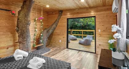 Epic Treehouse Villa | Pool âą Jacuzzi âą Pickleball