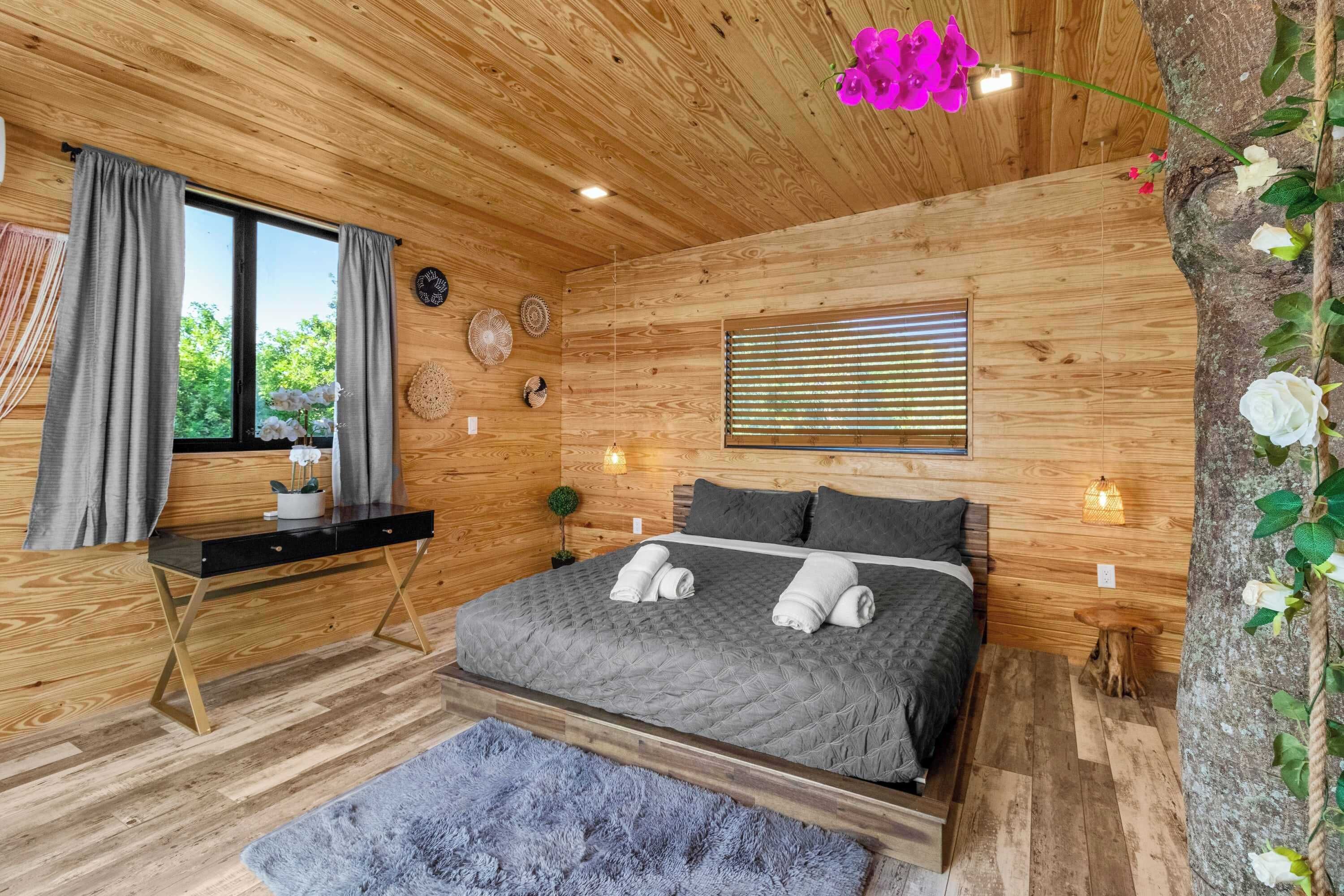 6 bedrooms, desk, iron/ironing board, travel cot