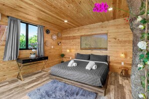 6 bedrooms, desk, iron/ironing board, travel cot