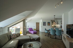 Smart-TV, DVD-Player, Bücher, Musikbibliothek