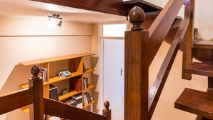 A wooden staircase with a built-in bookshelf and a desk area. - Glyfada 2 bedrooms 4 persons apartment by MPS (Γλυφάδα)