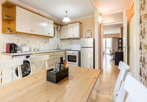 Fridge, oven, stovetop, coffee/tea maker