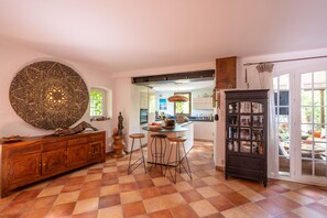 Microondas, horno, parrilla de estufa y lavavajillas 