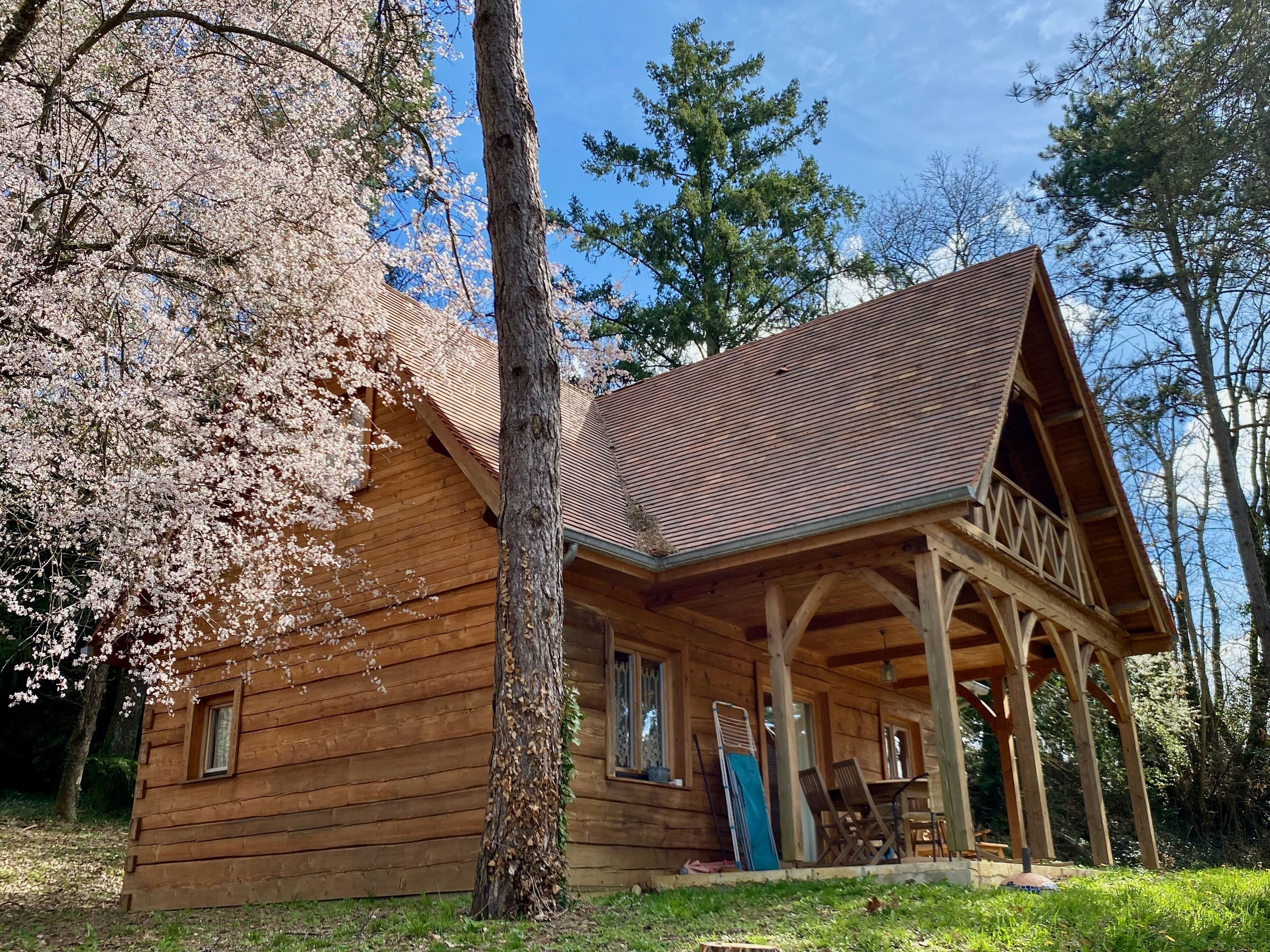 Les Châtaigniers: chalet and swimming pool surrounded by nature in Sarlat itself