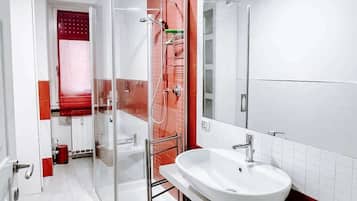 Dusche, kostenlose Toilettenartikel, Haartrockner, HandtĂŒcher