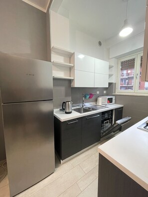 Fridge, microwave, oven, dishwasher - MYHOUSE INN SUITE PARADISO - Affitti Brevi Italia (Collegno)