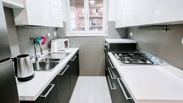 Jääkaappi, mikroaaltouuni, uuni, astianpesukone