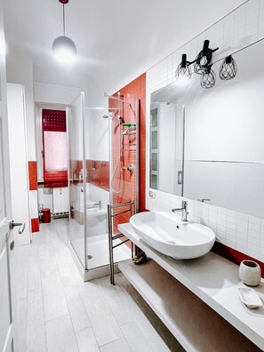 Shower, free toiletries, hair dryer, towels