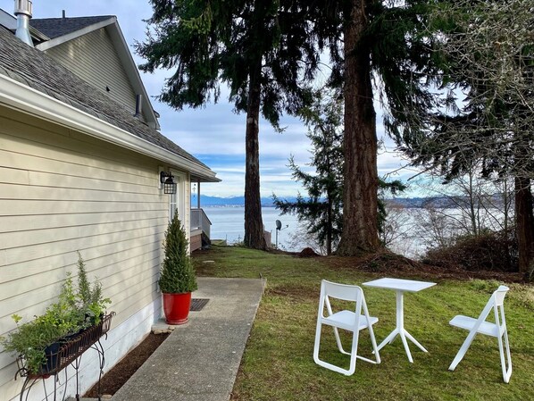 Outdoor dining - No Steps or Stairs! (Clinton)