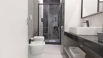 Green Room | Bathroom | Shower, rainfall showerhead, free toiletries, hair dryer