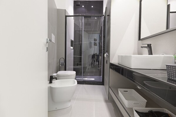 Green Room | Bathroom | Shower, rainfall showerhead, free toiletries, hair dryer