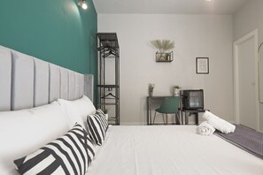 Green Room | Memory foam-senger, minibar, wi-fi (inkludert) og sengetøy
