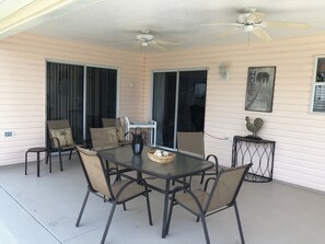 Ferienhaus, Mehrere Betten, Veranda, Gartenblick | Speisen im Freien