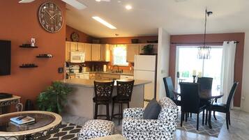 House, Multiple Beds, Lanai, Garden View | Dining