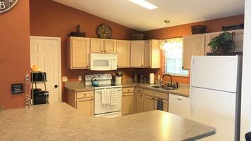 House, Multiple Beds, Lanai, Garden View | Private kitchen | Fridge, microwave, oven, stovetop