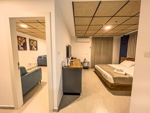 Minibar, wifi gratis y ropa de cama