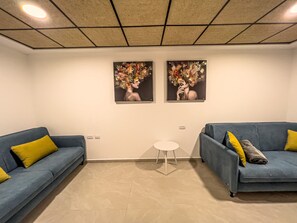 Minibar, wi-fi (inkludert) og sengetøy