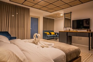 Minibar, free WiFi, bed sheets