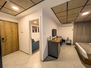 Minibar, wifi gratis y ropa de cama