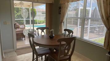 別墅, 多張床, 可使用泳池, 花園景觀 | 用餐區