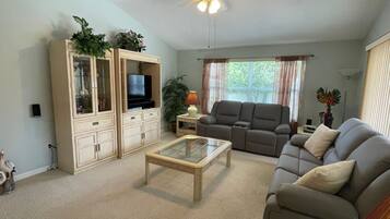 Villa, Berbilang Katil, Pool Access, Garden View | Ruang tamu | TV