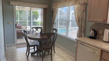 別墅, 多張床, 可使用泳池, 花園景觀 | 用餐區