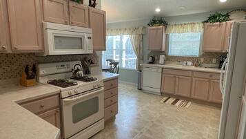 Villa, Berbilang Katil, Pool Access, Garden View | Dapur peribadi | Peti sejuk, ketuhar gelombang mikro, ketuhar, dapur