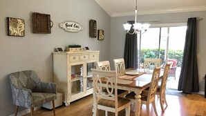 Ferienhaus, Mehrere Betten, Terrasse, Gartenblick | Speisen