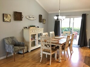 Casa, várias camas, varanda, vista para o jardim | Opções para refeição