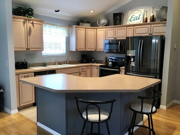Casa, várias camas, varanda, vista para o jardim | Cozinha privada | Geladeira, micro-ondas, fogão, cooktop