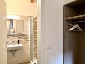Douche, sèche-cheveux, bidet, serviettes fournies