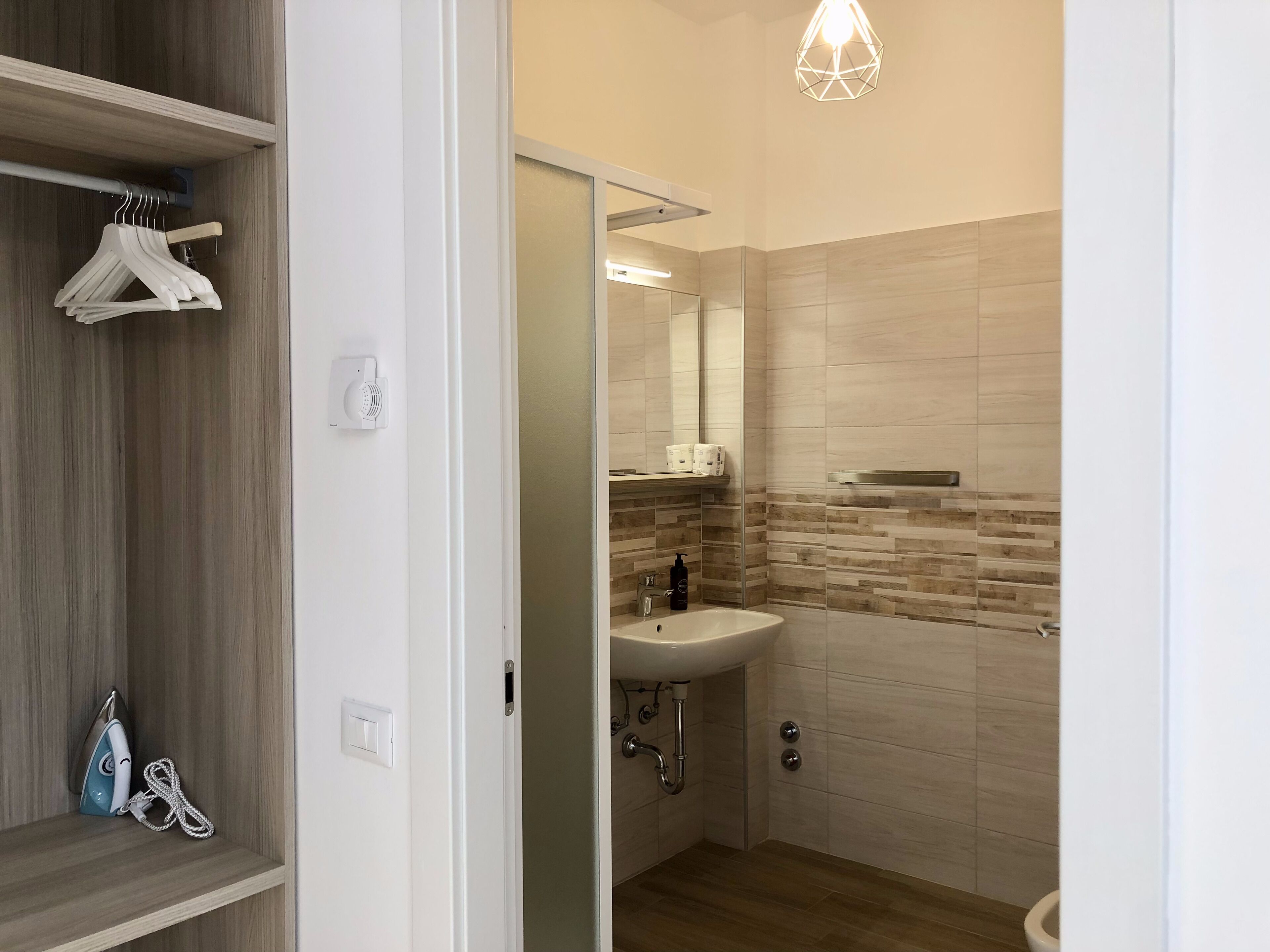 Deluxe Double Room | Bathroom | Shower, hair dryer, bidet, towels