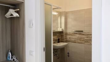 Deluxe Double Room | Bathroom | Shower, hair dryer, bidet, towels