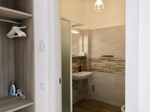 Habitación doble Deluxe | Baño | Regadera, secadora de cabello, bidet, toallas 