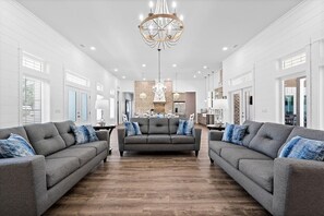 Smart-TV, peis, bordtennis og bøker